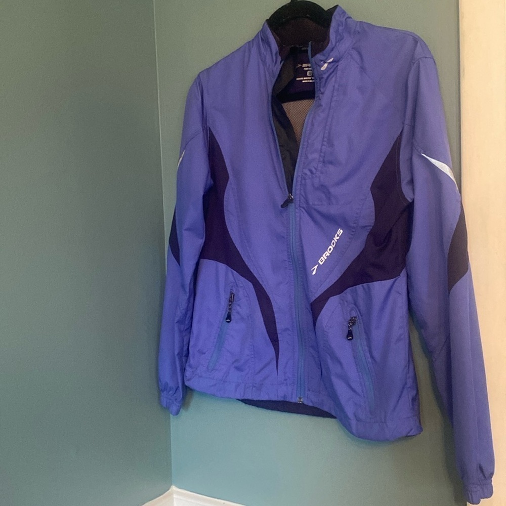 Brooks women’s small - Lightweifht jacket- zip up - zip pockets - purple